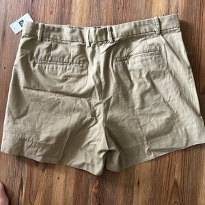 Gap women’s Khaki weekender shorts NWT, size 10